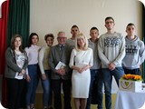 Uczniowie klas II b i III wraz z dyrektorem szkoły i swoimi… – ilustracja 1