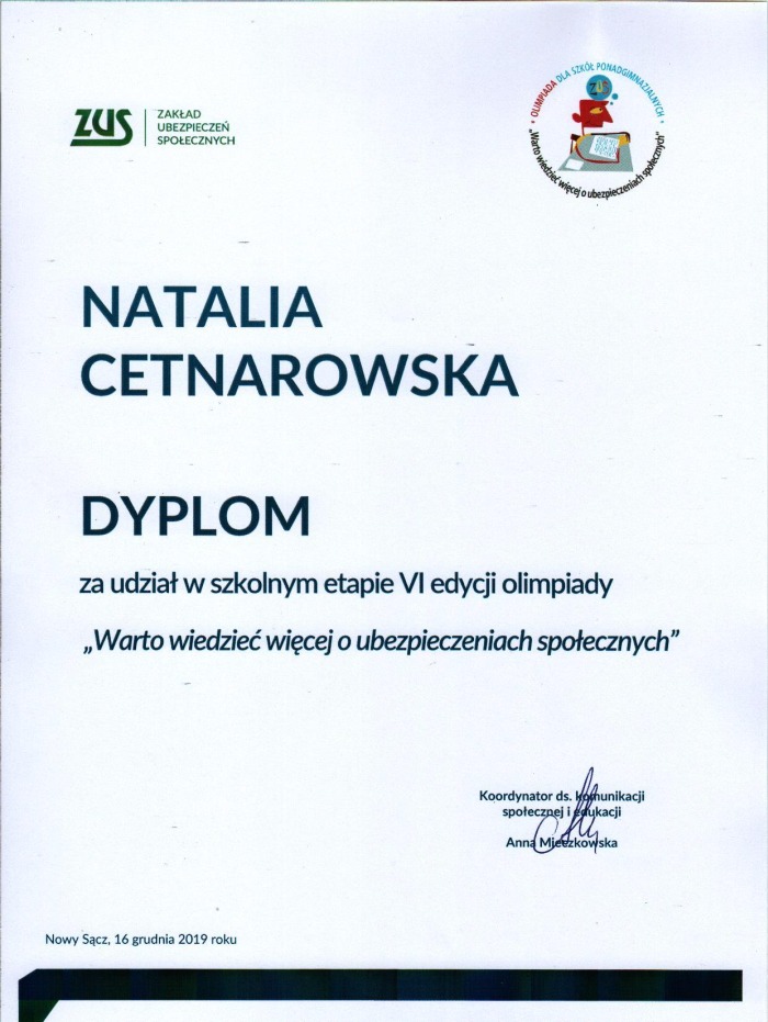 Na ręce dyrektora szkoły wpłynęły dyplomy wraz z upominkami dla…