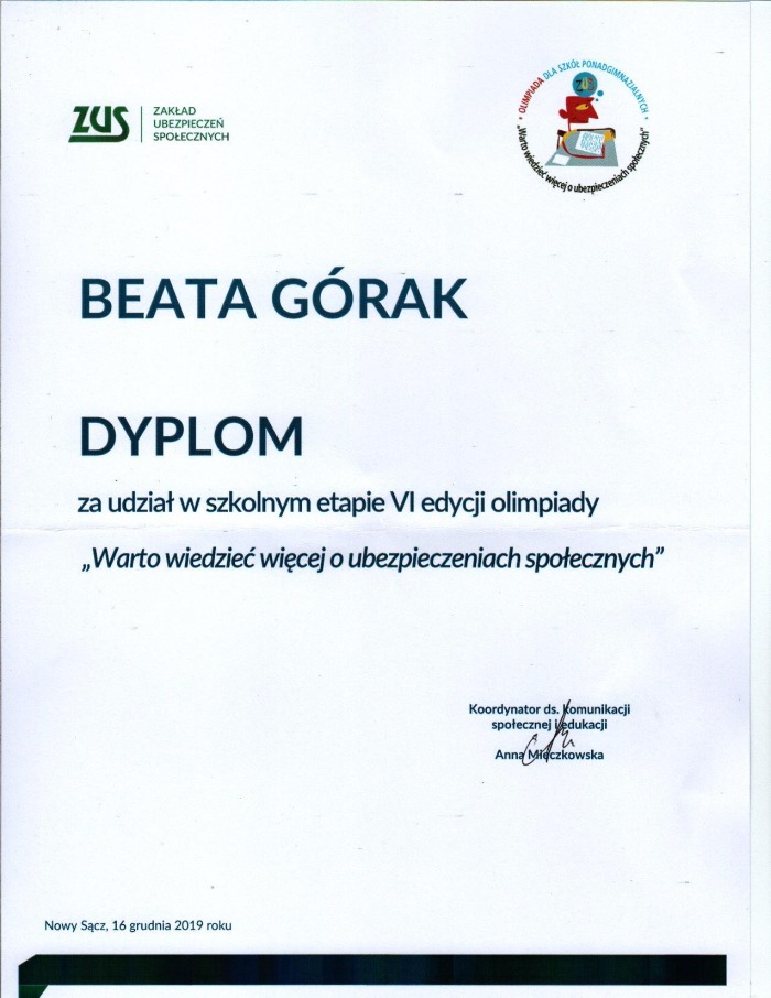 Na ręce dyrektora szkoły wpłynęły dyplomy wraz z upominkami dla…
