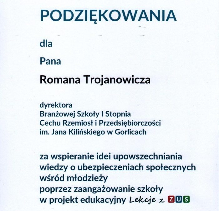 Na ręce dyrektora szkoły wpłynęły dyplomy wraz z upominkami dla… – ilustracja 1