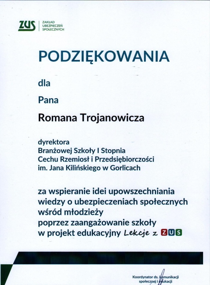 Na ręce dyrektora szkoły wpłynęły dyplomy wraz z upominkami dla…