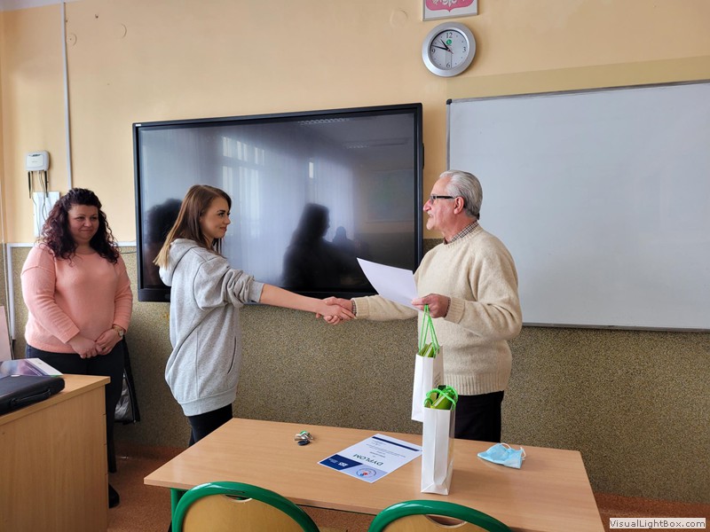 Na ręce dyrektora szkoły wpłynęły dyplomy wraz z upominkami dla…