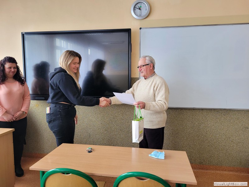 Na ręce dyrektora szkoły wpłynęły dyplomy wraz z upominkami dla…