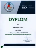 Na ręce dyrektora szkoły wpłynęły dyplomy wraz z upominkami dla…